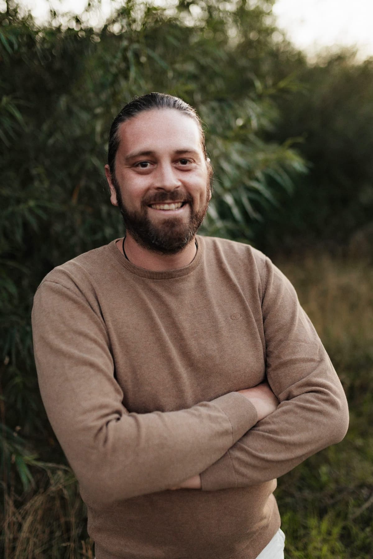 Adrian Mathe draußen, natürliches Licht – Webdesigner für Heilpraktiker